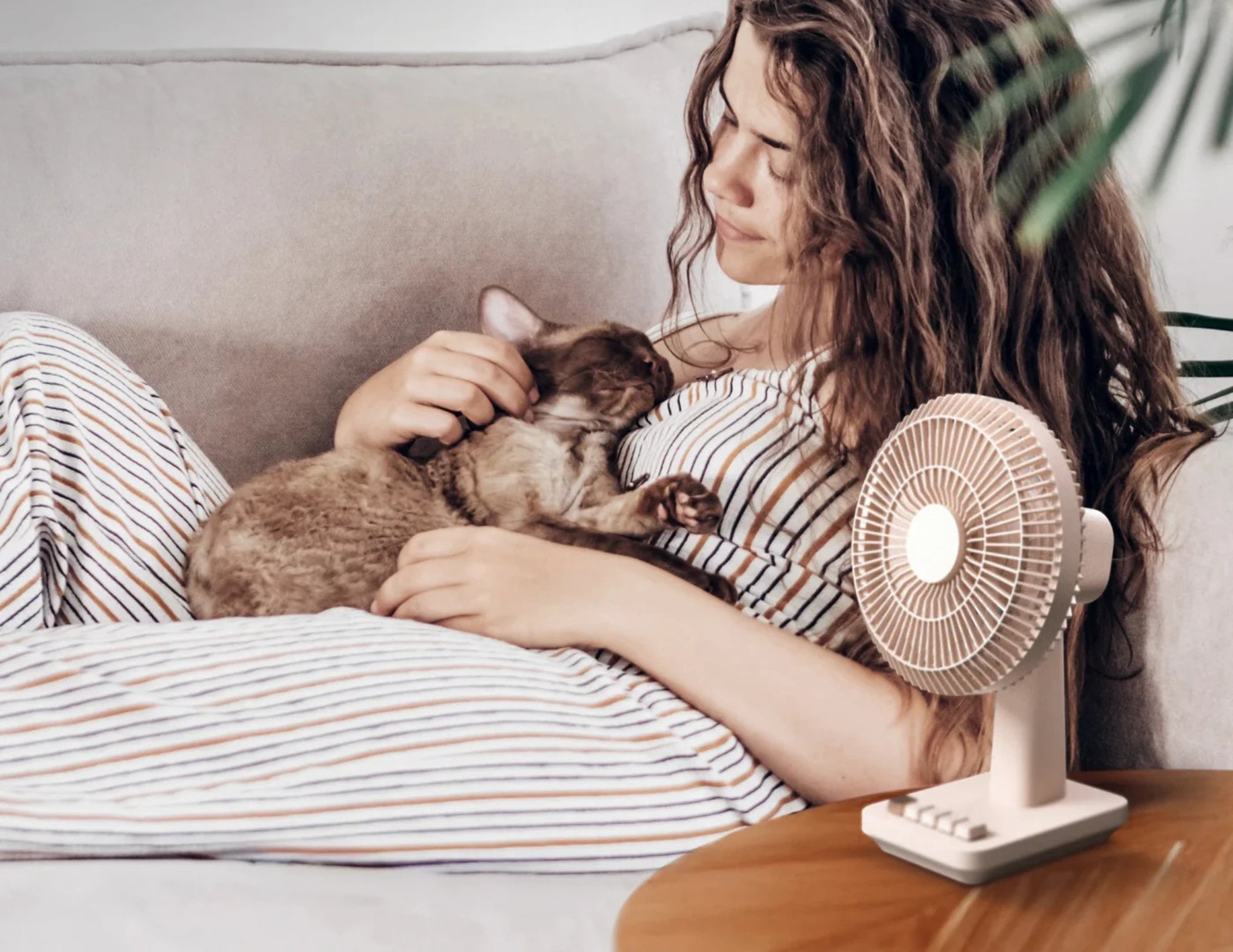 Momax 1°Pod Mini Desktop Wireless Fan – Ultra Quiet, 4-Speed, USB-C, 90° Rotation, 12H Battery