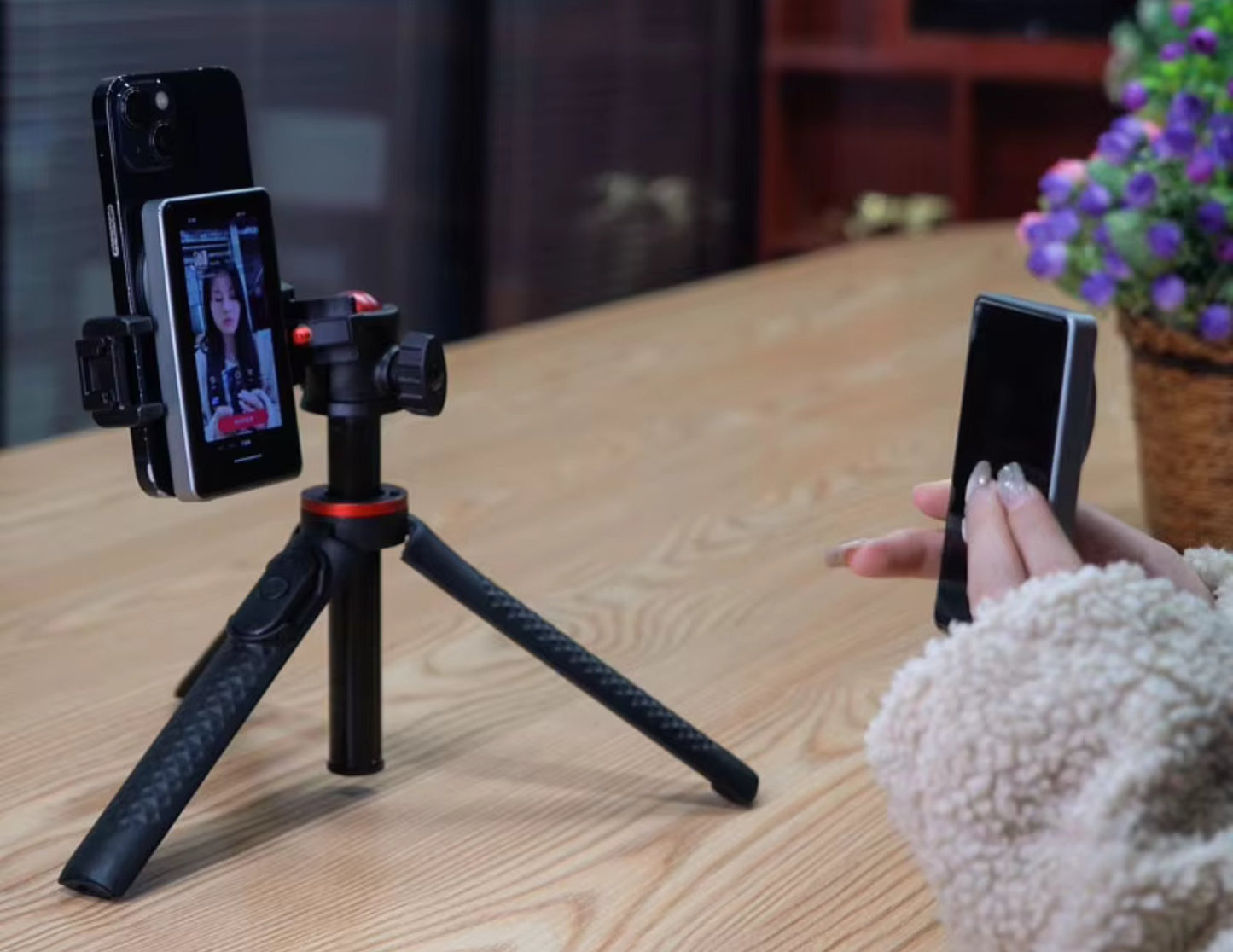 RK X40 Magnetic Wireless Selfie Screen with Built-in Battery