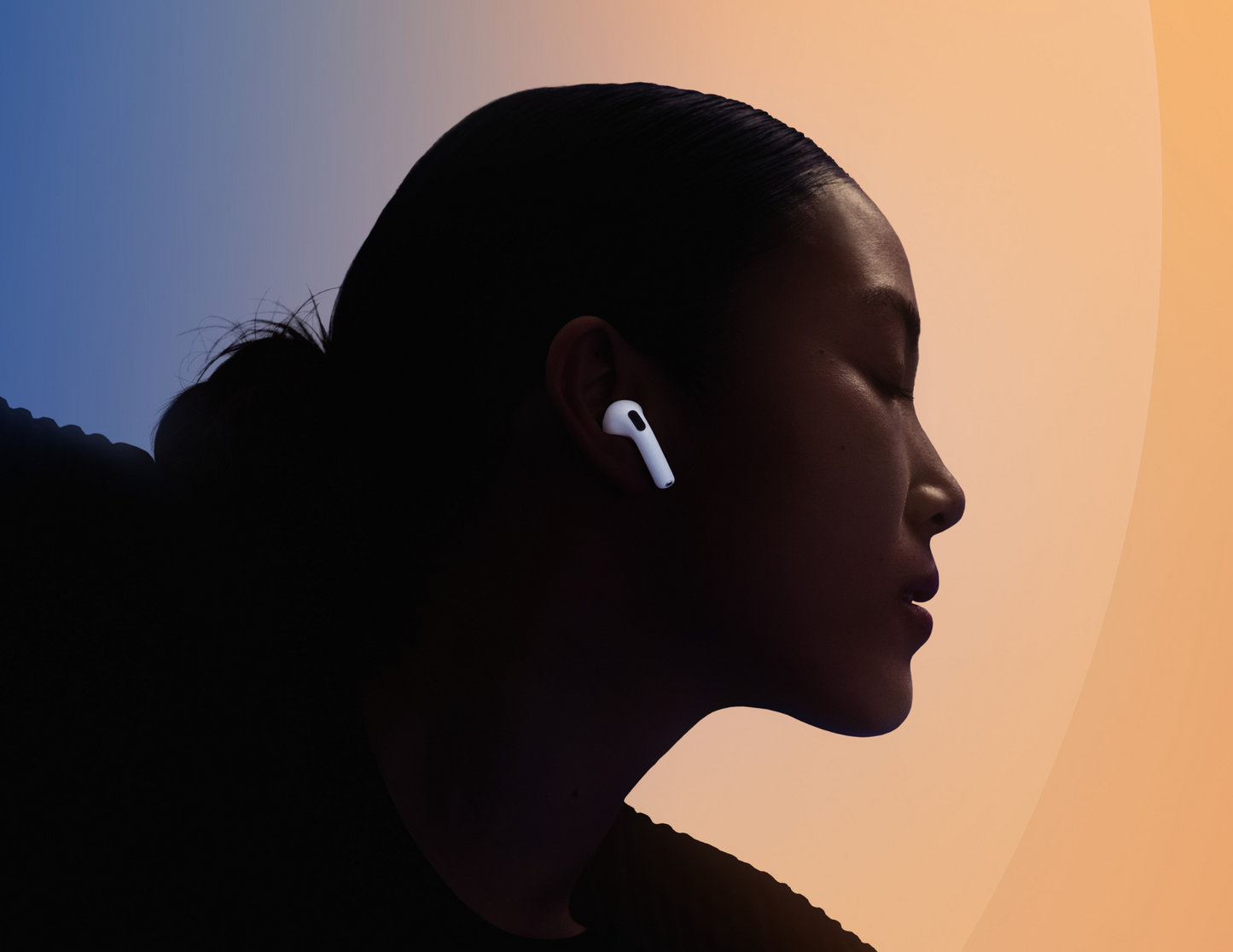 سماعات AirPods 4 مع خاصية إلغاء الضوضاء النشطة