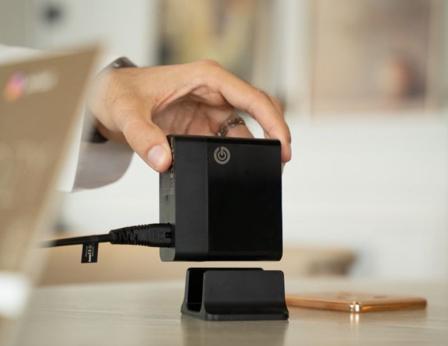 GOUI GAN 140W 5-port desktop charger digital display Qatar