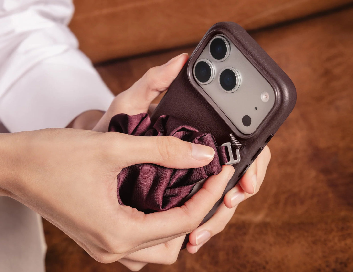 MagEasy Foulard M Bracelet Case silk strap iPhone 17 Pro Max Qatar