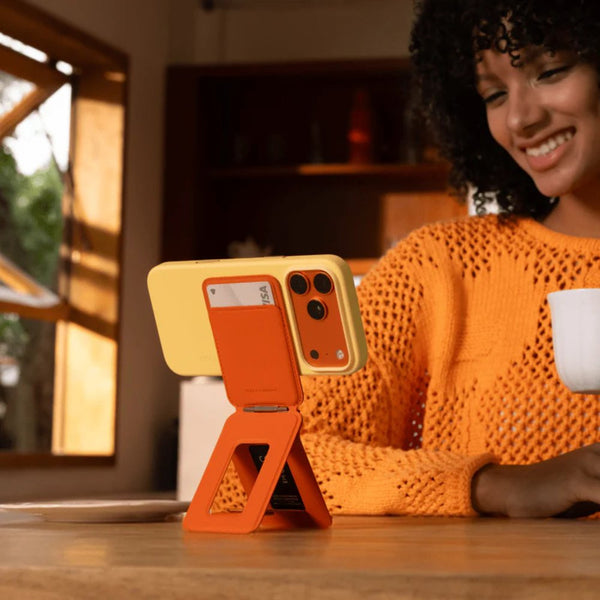 MOFT Trackable Tripod Wallet MagSafe with tracking and remote shutter Terracotta Qatar