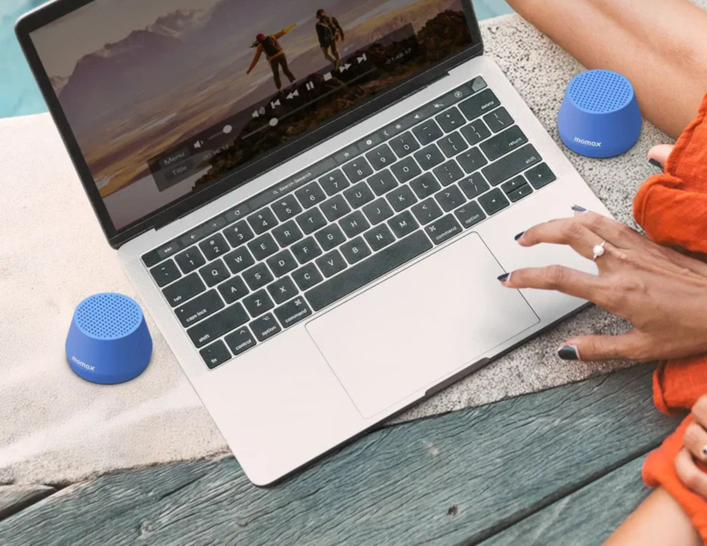 Momax 1-Vibe Go Lite BS8 magnetic wireless speaker with phone stand and TWS, Thabthaba Store Qatar