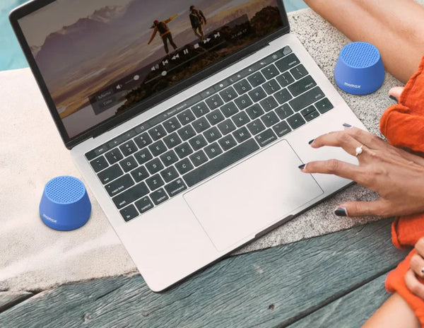 Momax 1-Vibe Go Lite BS8 magnetic wireless speaker with phone stand and TWS, Thabthaba Store Qatar