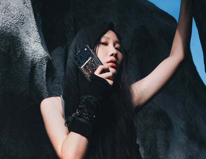 Skinarma VEKTOR forged carbon magnetic card holder kickstand black