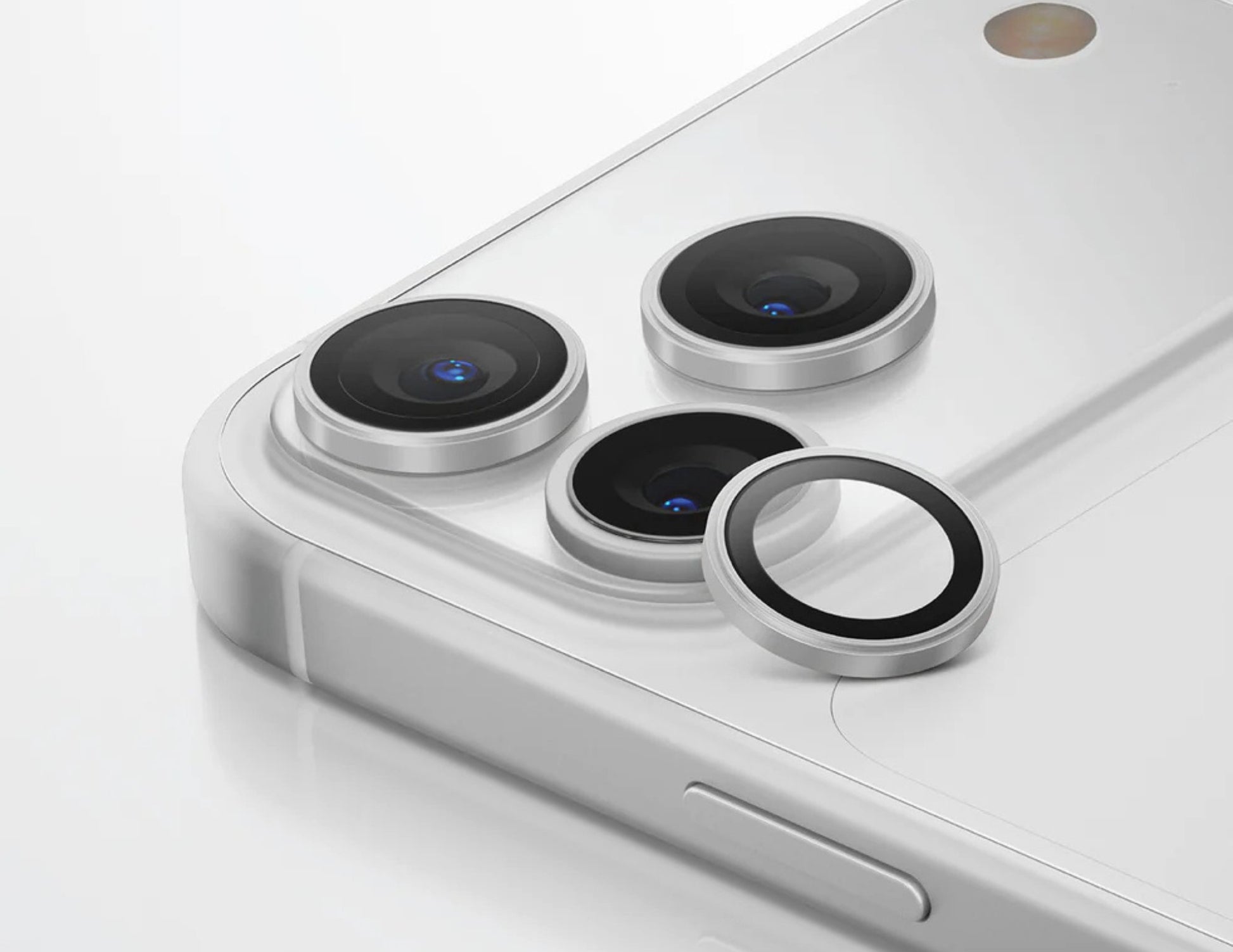 Uniq Optix AluGuard camera lens protector for iPhone 17 Pro Thabthaba Store Qatar